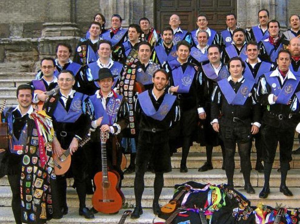 Así de contentos posan estos tunos zaragozanos. Lógico, con la de galardones que consiguen últimamente.