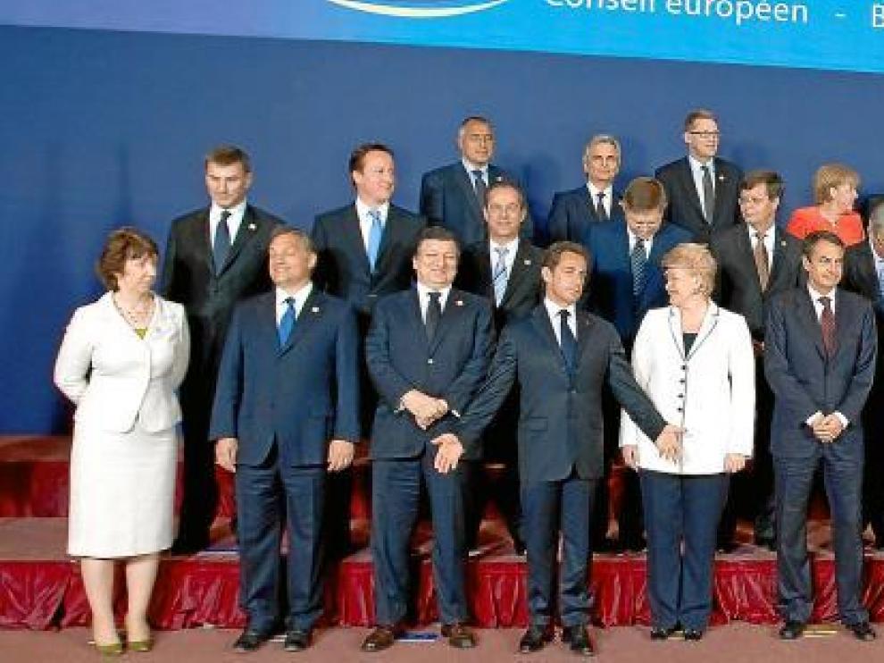 Los líderes europeos posan para una foto de grupo en el ámbito de la última cumbre de la UE