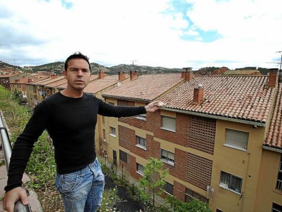 Un vecino muestra los destrozos en los tejados por el lanzamiento de objetos desde la ladera.