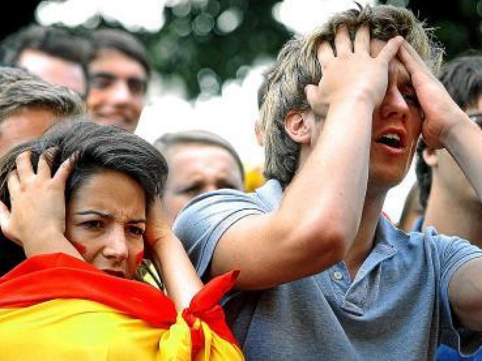 Unos aficionados viendo el partido de España.