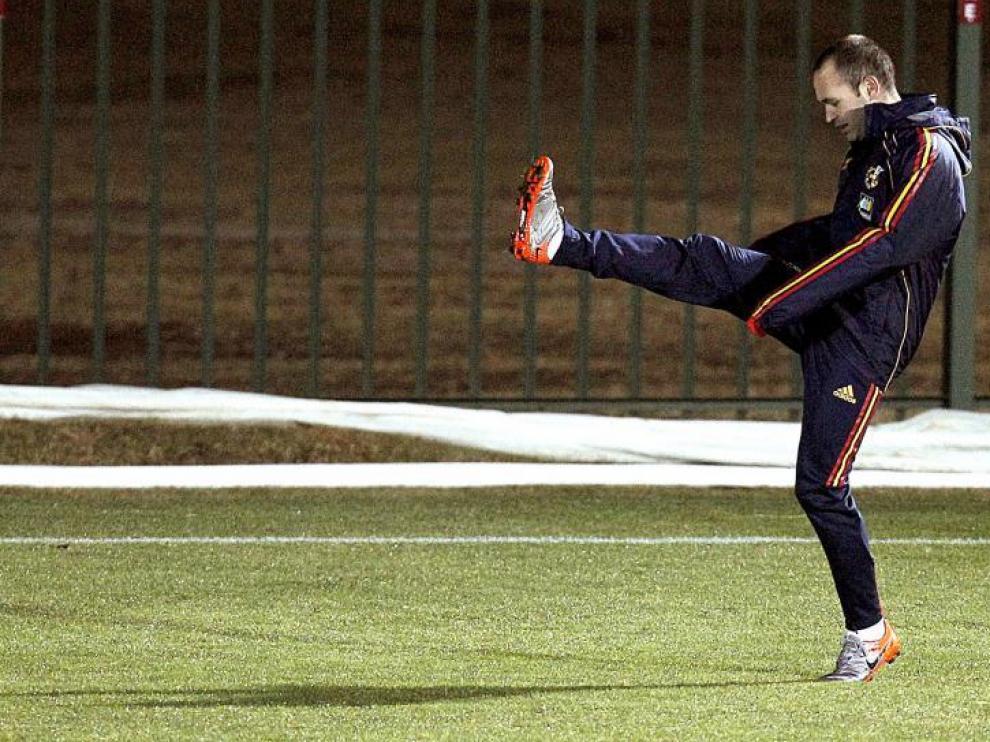 Iniesta trabajó ayer al margen del grupo. En principio, se le espera ante Honduras.