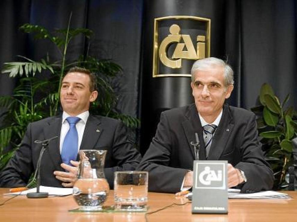 El director general de la CAI, Luis Miguel Carrasco; el presidente, Juan Pemán y el director general adjunto, Juan Antonio García Toledo, durante la presentación oficial de Pemán.