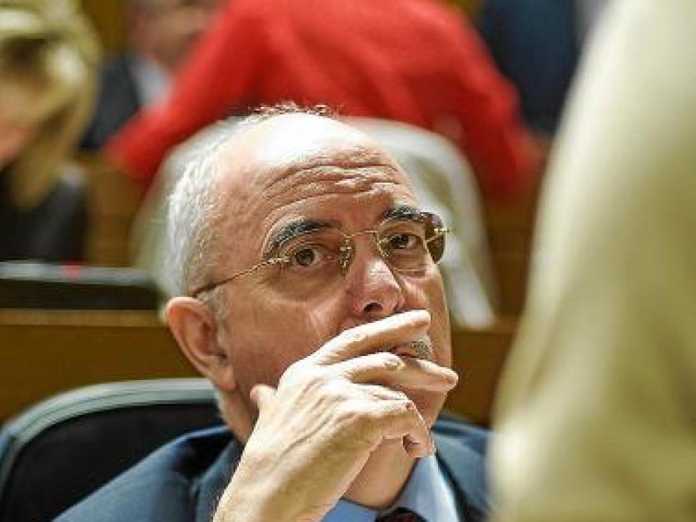 El consejero Larraz, ayer en el pleno de las Cortes.