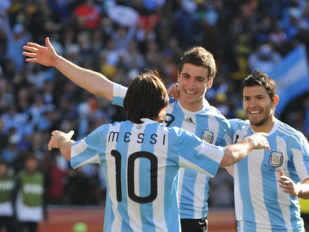 Messi se acerca a Higuaín y Agüero para celebrar uno de los goles