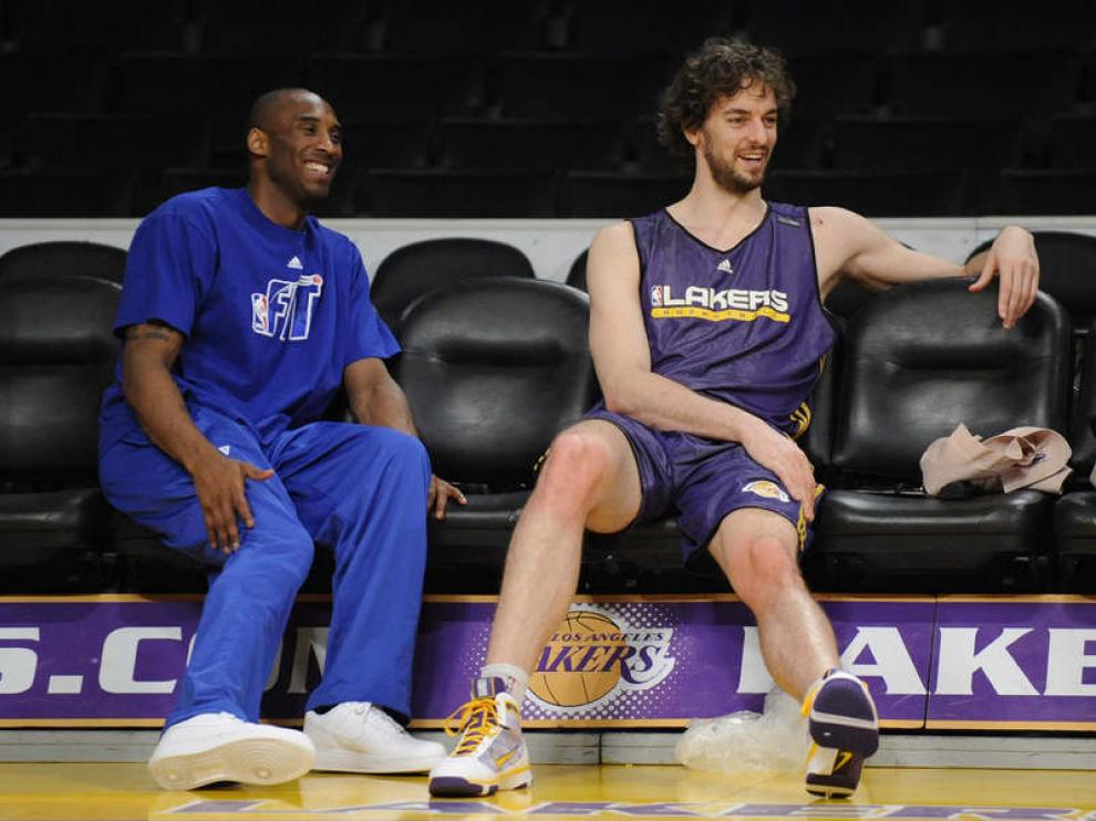 Kobe y Gasol charlan durante el entrenamiento.