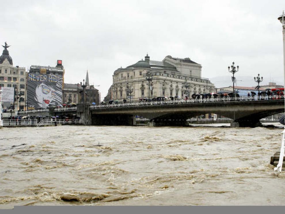 La ría de Nervión a su paso por BIlbao, donde se ha desbordado levemente.