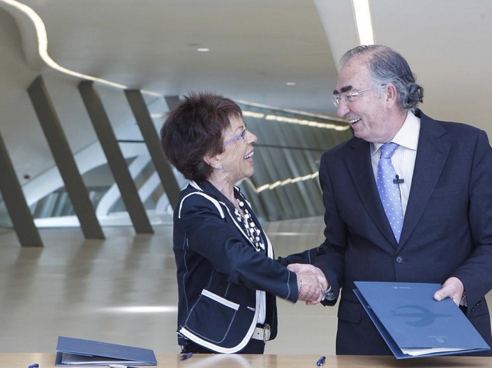 Encarnación Vivanco y Amado Franco durante la firma del acuerdo