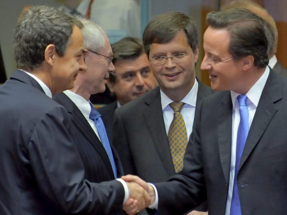Zapatero saluda al primer ministro inglés, David Cameron, en presencia del presidente del Consejo, Herman Van Rompuy