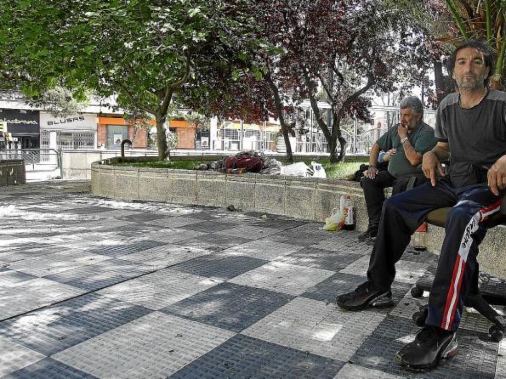 Manuel Díaz, Pedro y Manuel (al fondo), en la glorieta de los Zagríes.