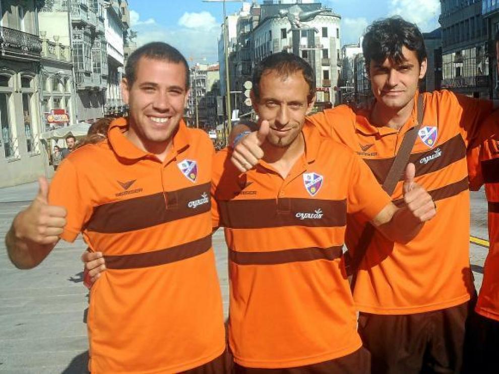 De izquierda a derecha, el utillero Quique García, Robert, Dorado y Lalo Vicente, fisioterapeuta, ayer por la tarde en las calles de Vigo.
