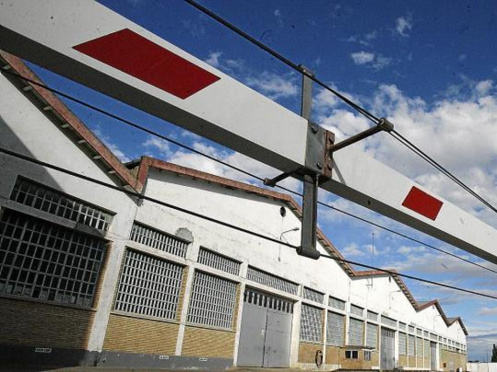 En la fábrica de Huesca solo trabajan ahora media docena de personas, entre ellas los vigilantes.