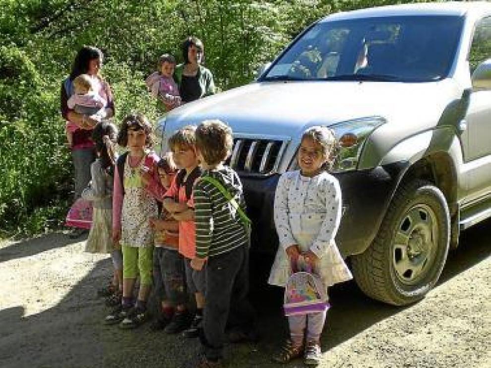 Los niños van al colegio en todoterreno por el mal estado de la pista
