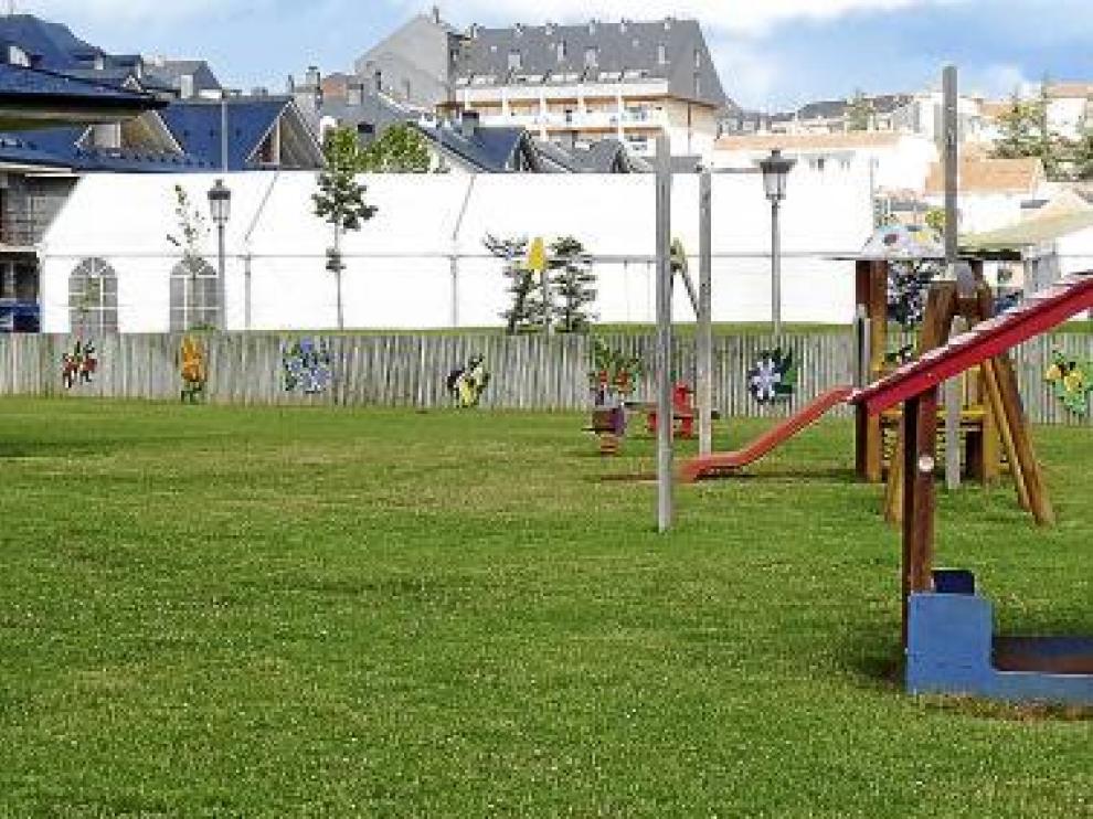 Las carpas de las peñas de fiestas están junto a la guardería.
