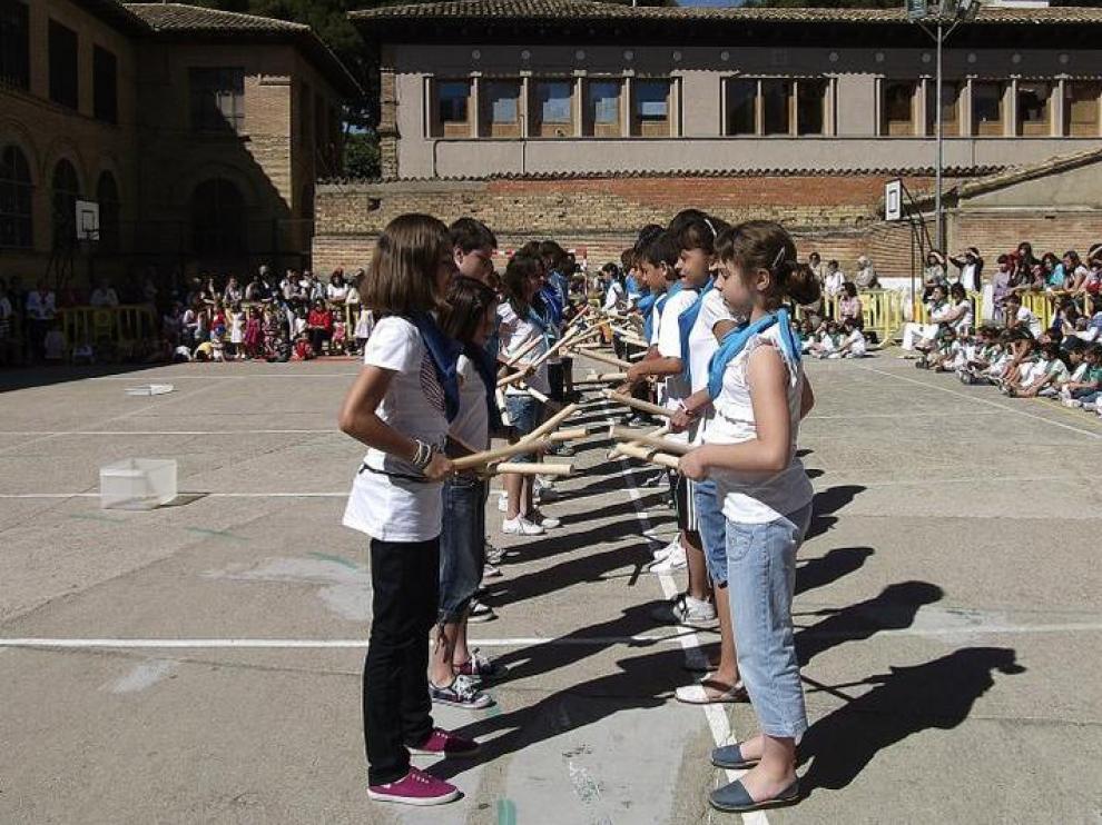 Alumnos de 6º de El Parque bailando un 'palotiau'.