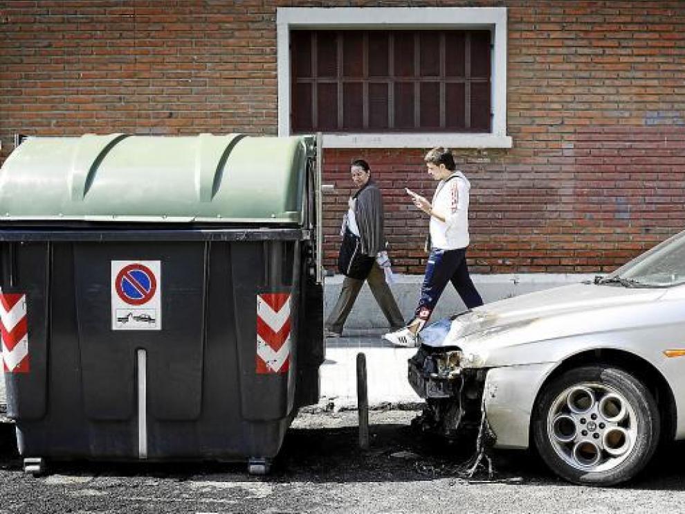 Las llamas afectaron a cinco vehículos. En la imagen, un turismo aparcado en la calle de La Amistad.