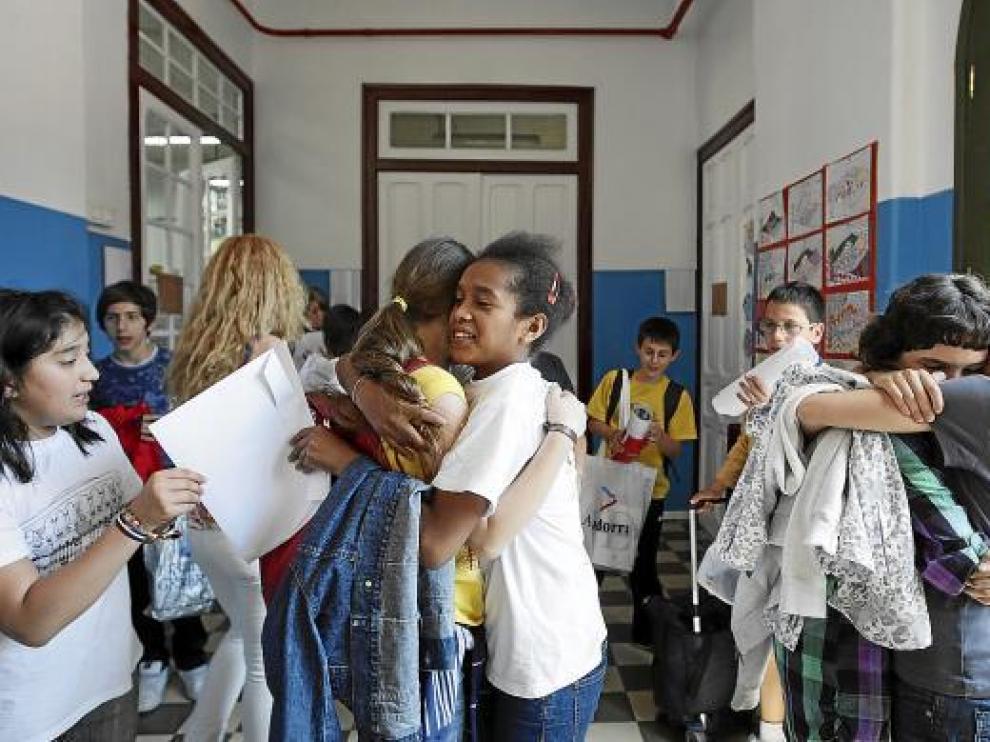 Los alumnos de sexto del Gascón y Marín se despedían con abrazos ayer en el último día de clase.