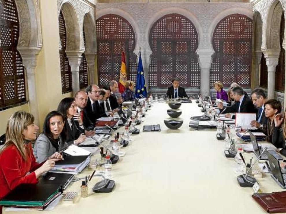 Zapatero y su equipo de Gobierno, en el Consejo de Ministros celebrado en marzo en Sevilla.