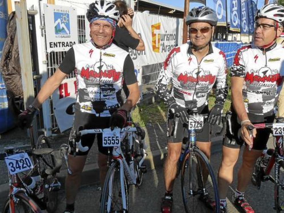 Un grupo de participantes en la prueba de hoy posan sonrientes con sus bicicletas.