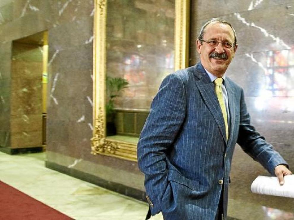 Francisco Catalá, ayer, cuando se dirigía a la reunión de la Junta de Gobierno Local.