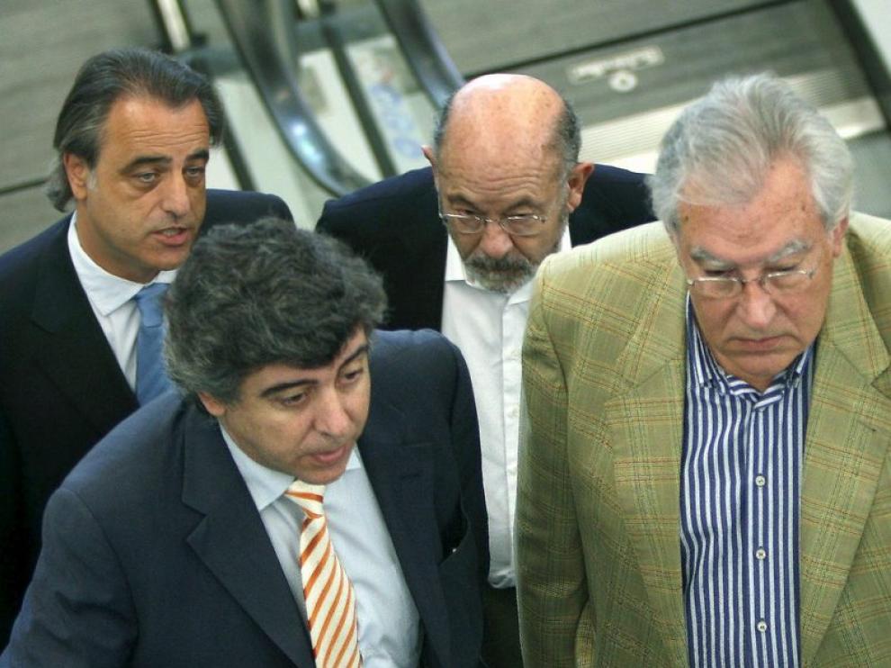 Félix Millet (detrás derecha) y Jordi Montull (delante derecha) acompañados de sus respectivos abogados