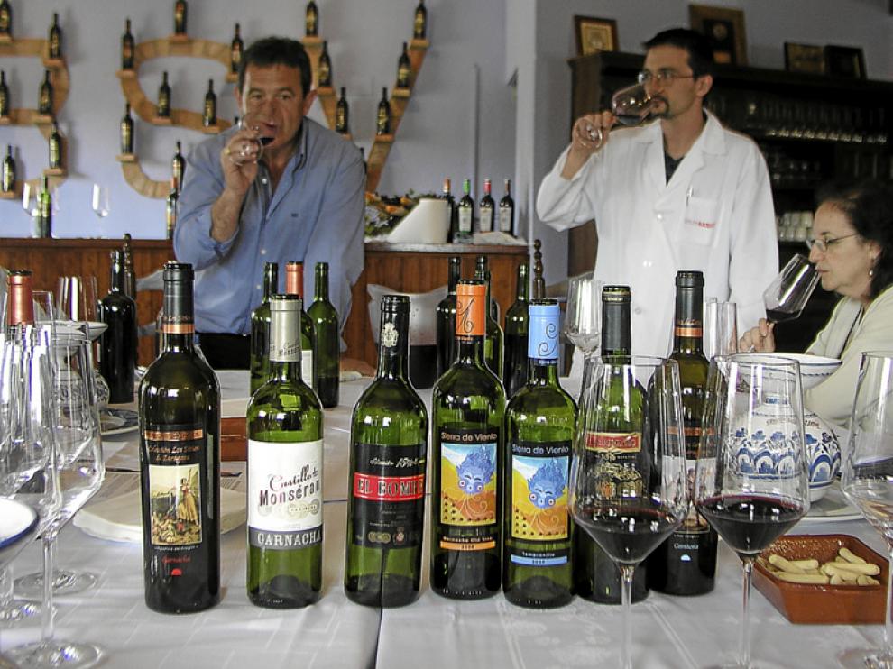Los enólogos de Bodegas San Valero.