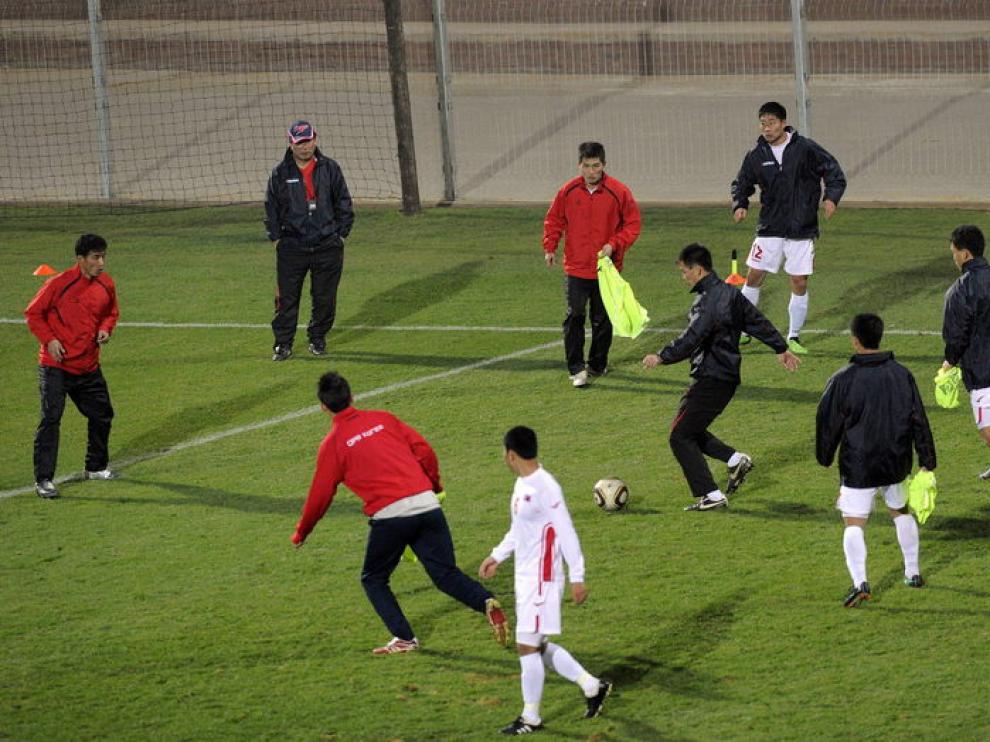 La selección norcoreana se entrena.