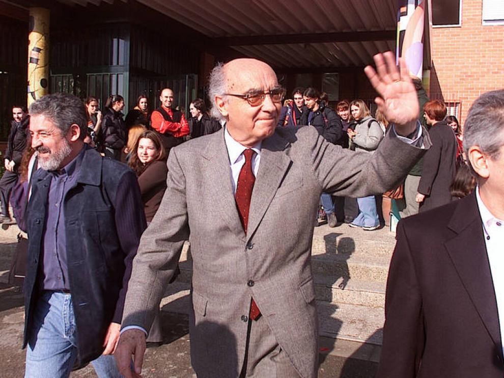 El escritor durante una visita a Zaragoza en 2001