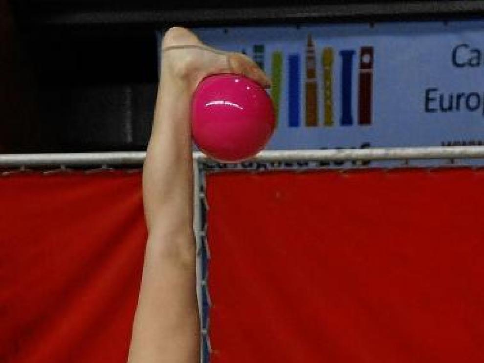 Una gimnasta ejecuta el programa individual con la pelota.