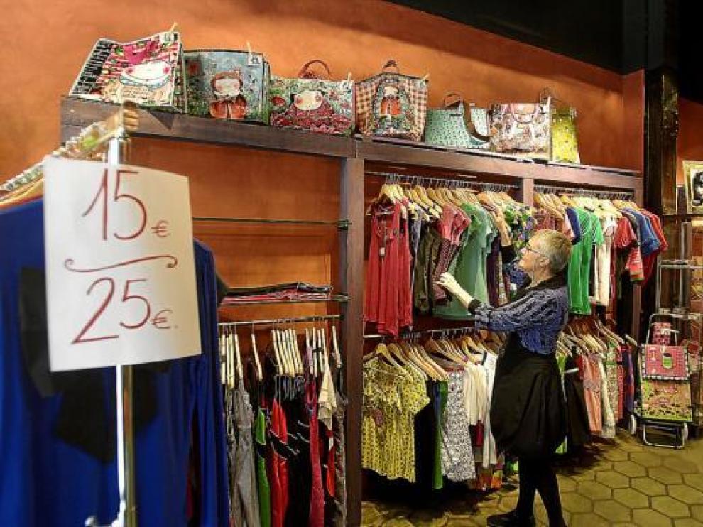 La bajada de ventas obliga a algunas tiendas como Zazpi a reorientar el negocio.