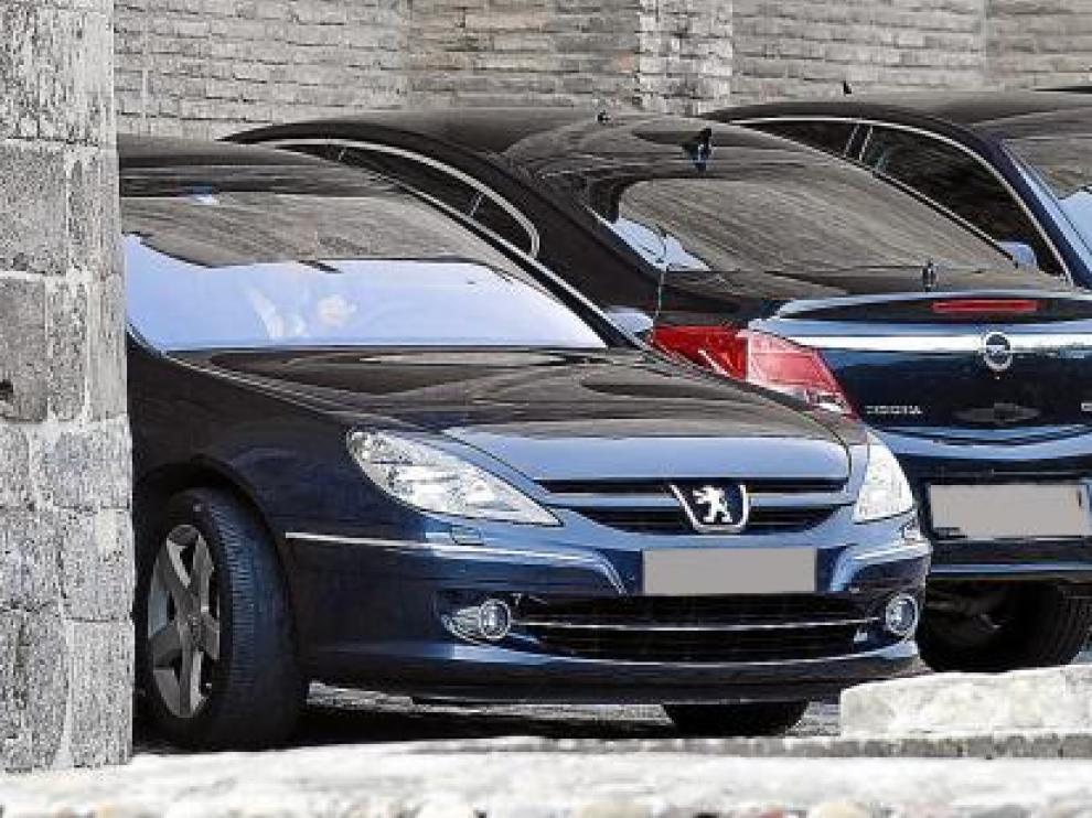 Varios vehículos oficiales, estacionados junto al Palacio de la Aljafería el pasado jueves.