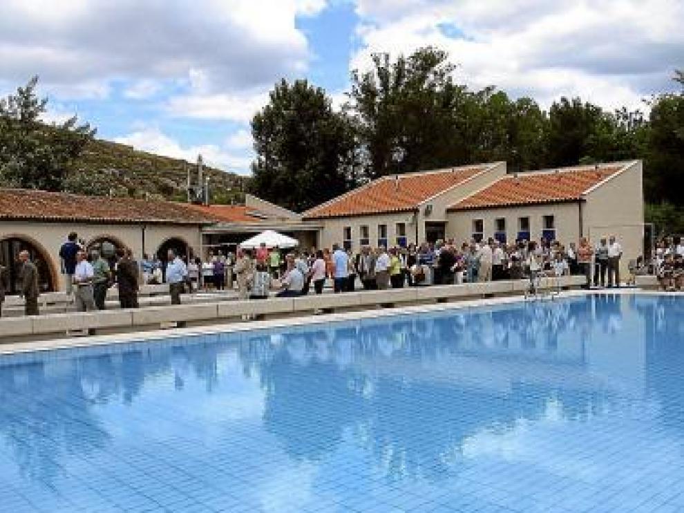 Decenas de vecinos acudieron a la inauguración de la piscina.