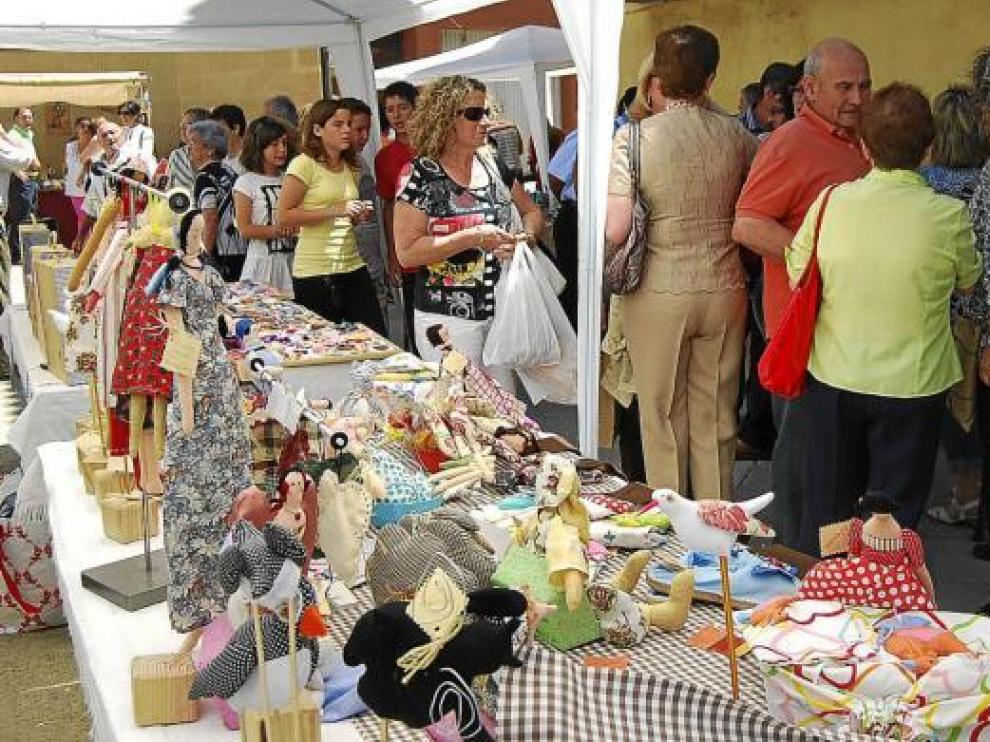 Vecinos y turistas visitan el mercado en el que participaron 22 artesanos.