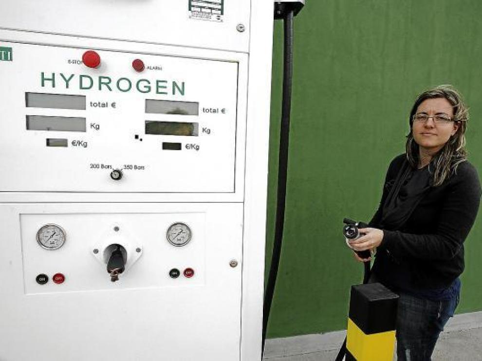 Leire Romero, responsable de I+D de la Fundación, en el expendedor de combustible.