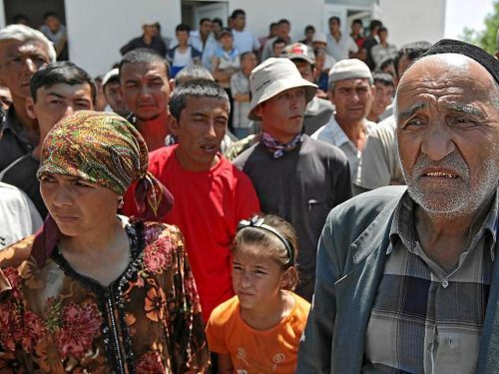 Refugiados uzbekos participan en una protesta en el campamento levantado en Sakaldy, ayer.