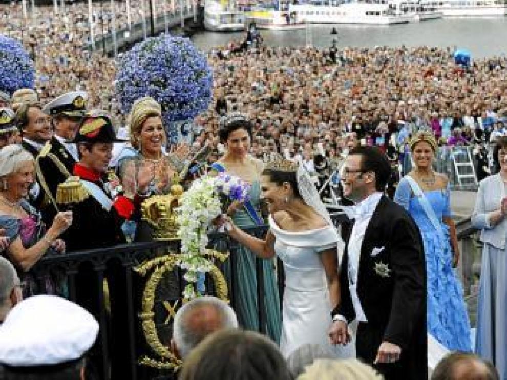 Miles de personas aclamaron a los recién casados.