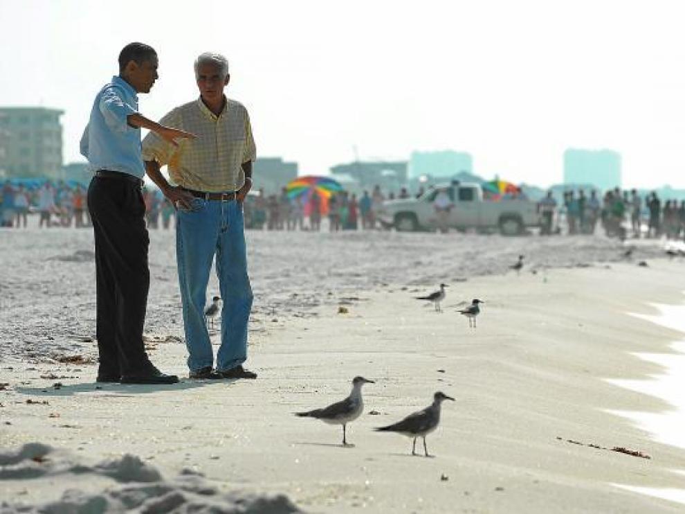 Obama, junto al gobernador de Florida, el pasado martes en una playa de Pensacola.