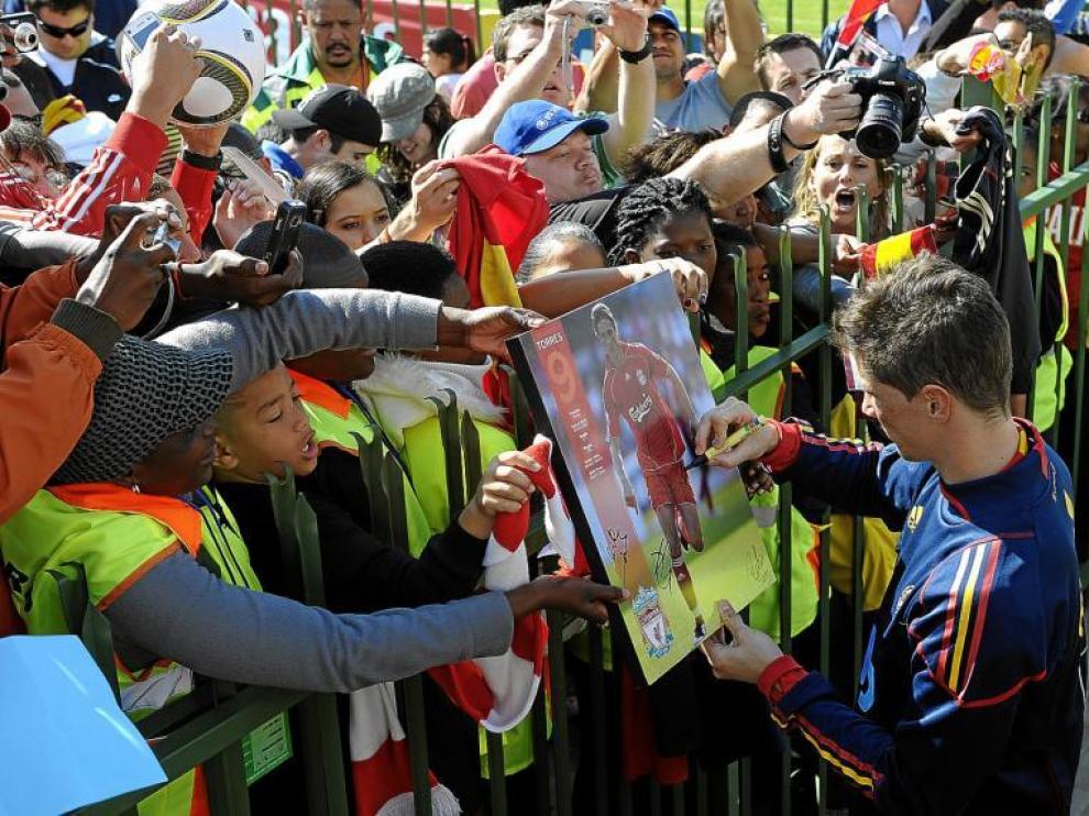 Fernando Torres firma autógrafos tras un entrenamiento de España en Sudáfrica.