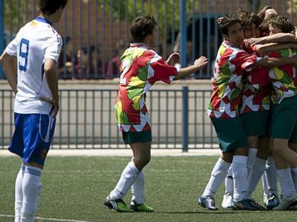 Los jugadores oscenses celebran un gol ante el Zaragoza.