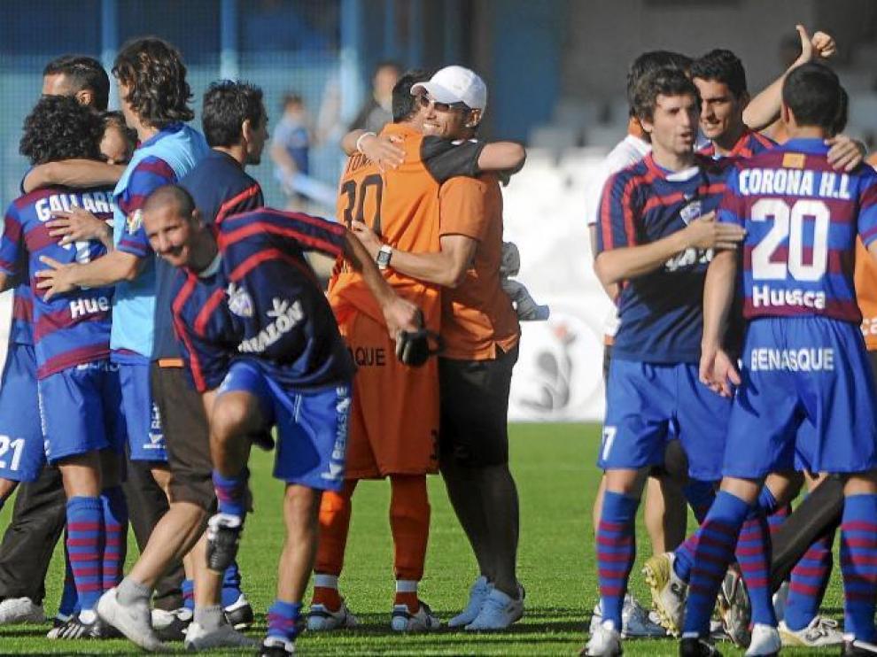 Los jugadores del Huesca se abrazan sobre el césped de Balaídos en una imagen de archivo