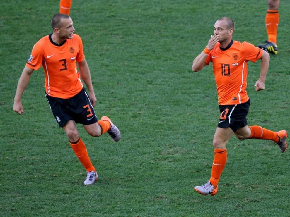 Sneijder (d) celebra junto a John Heitinga (i) el gol del partido