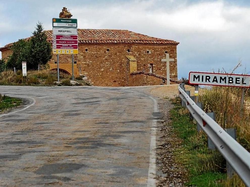 La A-226 a la entrada de Mirambel.