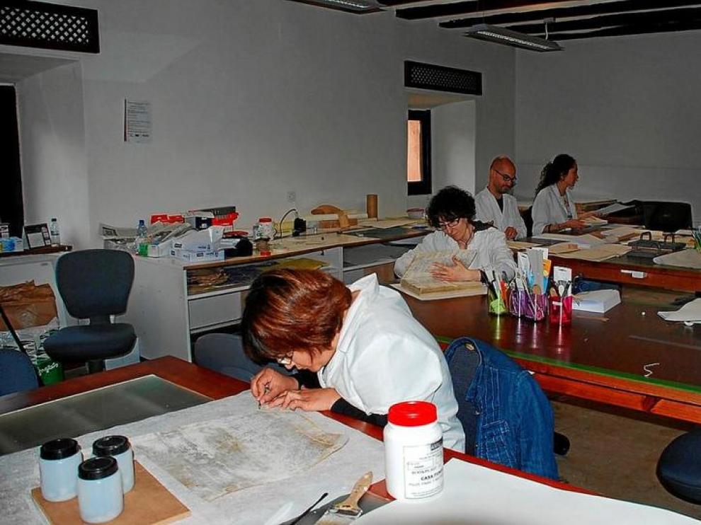 Los especialistas realizan un trabajo minucioso