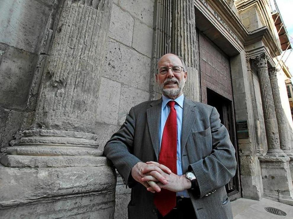 Diego Gracia Guillén, autor de ¿Voluntad de comprensión¿, en la puerta del Museo de Teruel
