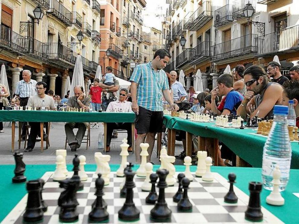 Simultáneas organizadas por el Club Ibercaja en la plaza del Torico con motivo de La Vaquilla