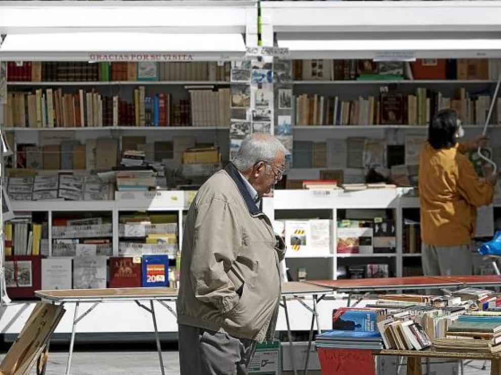 Los libreros de viejo se colocaron ayer muy cerca del Naútico, en el paseo de Echegaray y Caballero.