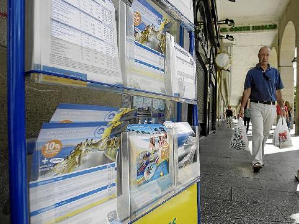 Folletos turísticos con ofertas, a las puertas de una agencia en el paseo de la Independencia.