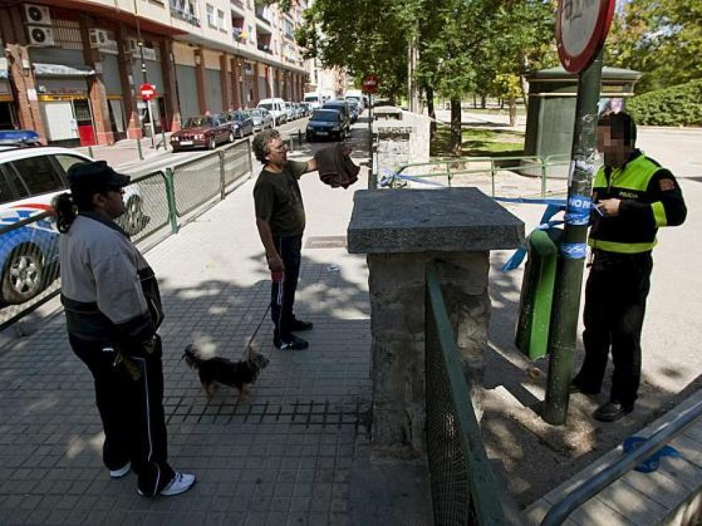 Un agente de la Policía Local precintaba ayer la entrada al parque del Tío Jorge de Zaragoza.