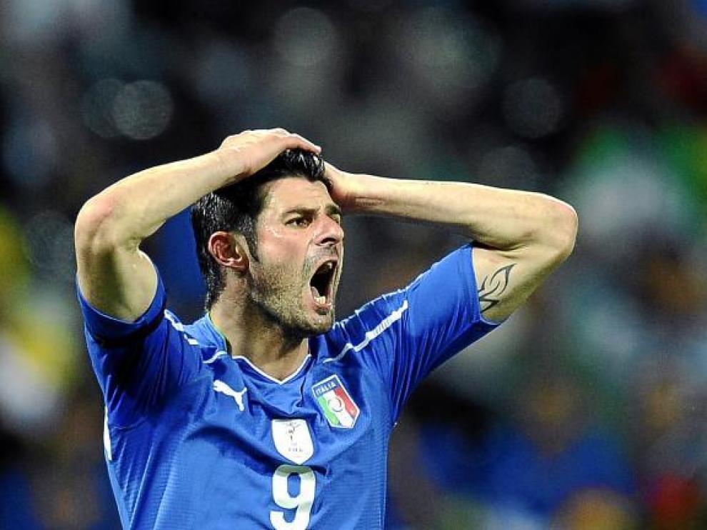 Iaquinta, autor del gol italiano, se lamenta de una acción durante el partido.