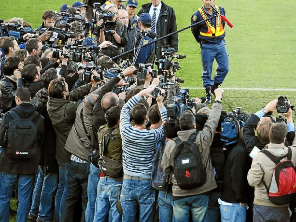 Raymond Domenech atiende a los medios de comunicación en el día de ayer y lee un comunicado de sus jugadores.