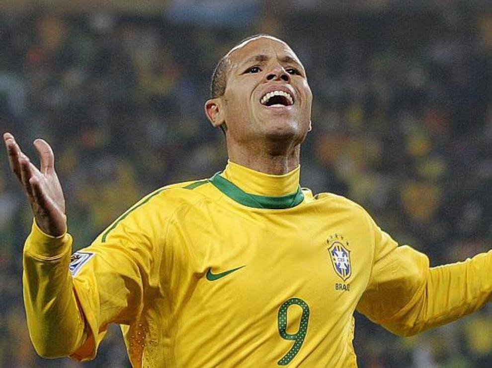 Luis Fabiano, autor de un doblete, celebra uno de sus goles a Costa de Marfil.